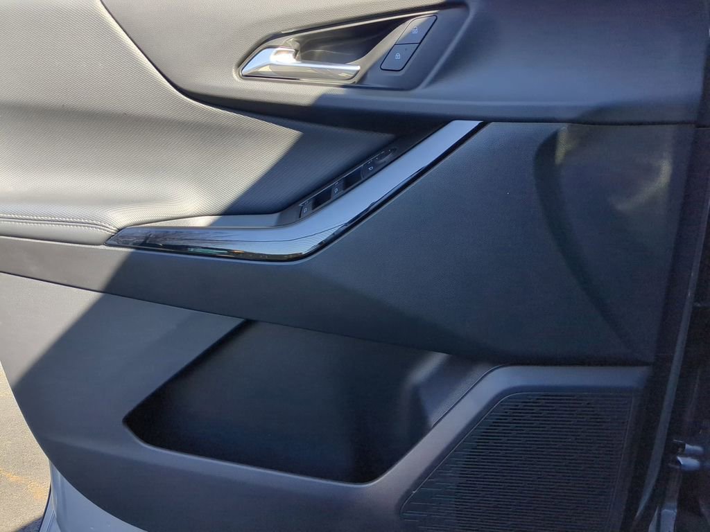 Used 2025 Chevrolet Equinox LT image 11