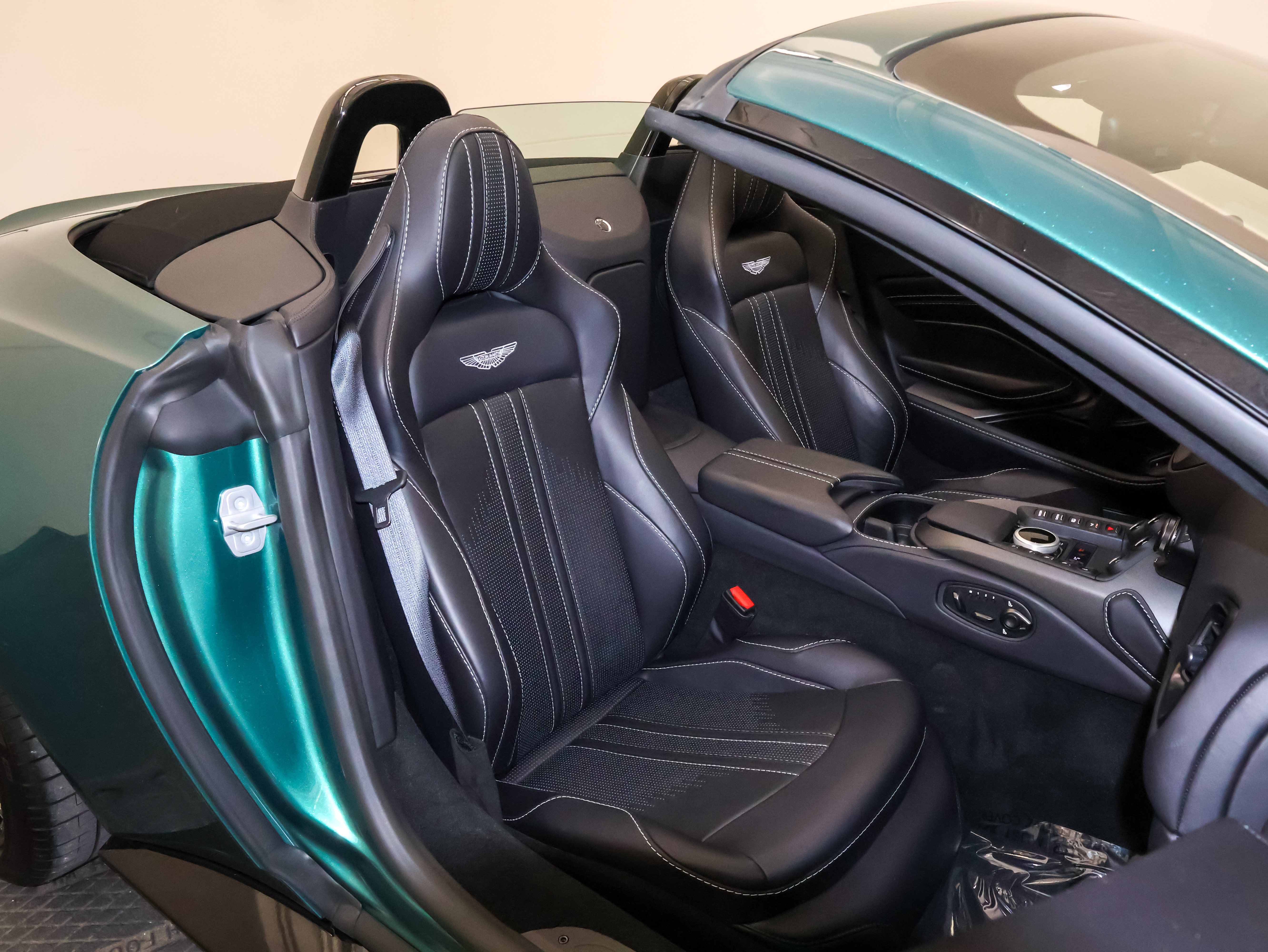 Used 2023 Aston Martin V8 Vantage Roadster RWD image 40