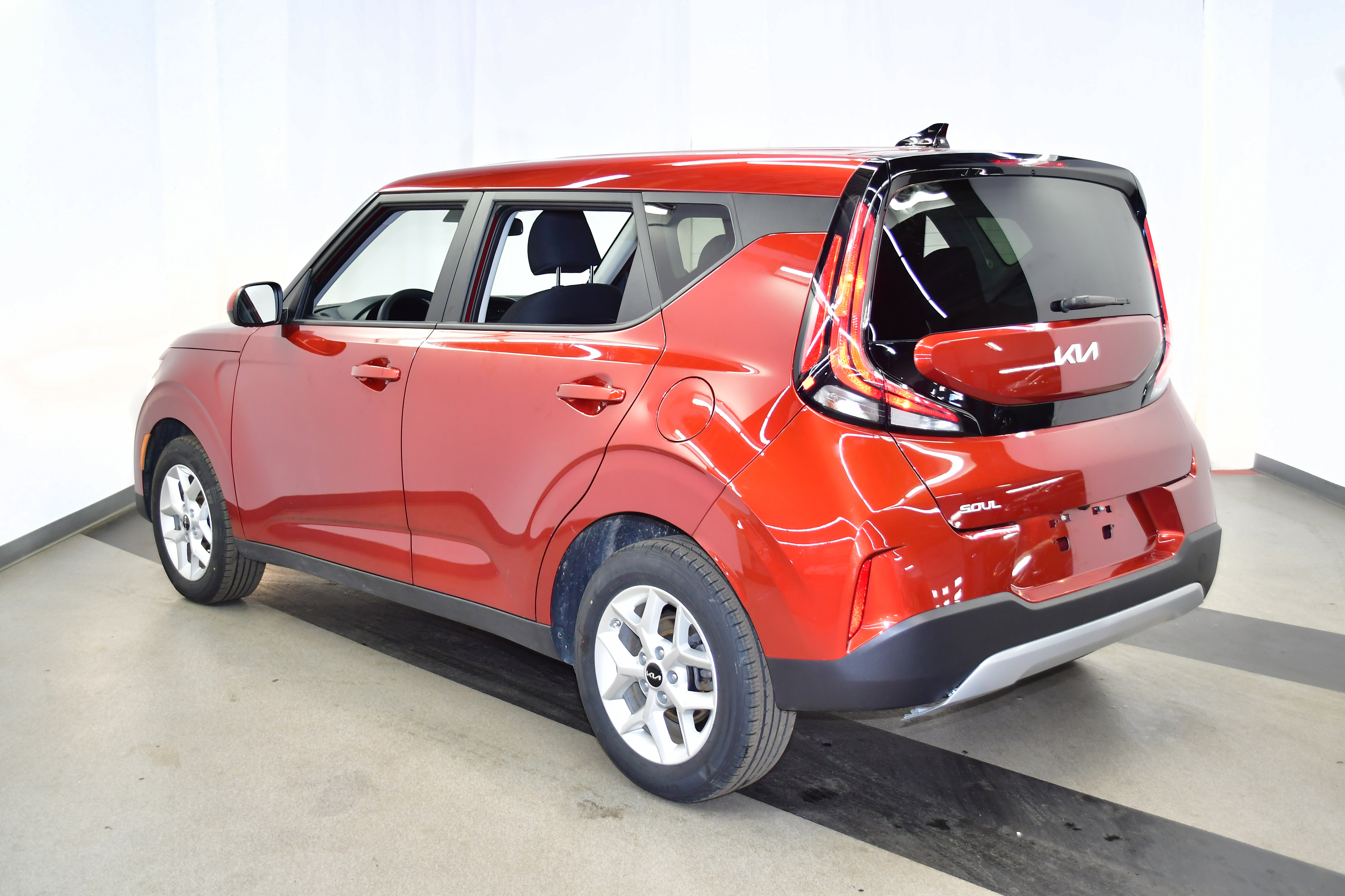 Used 2025 Kia Soul LX w/ LX Technology Package FWD image 5