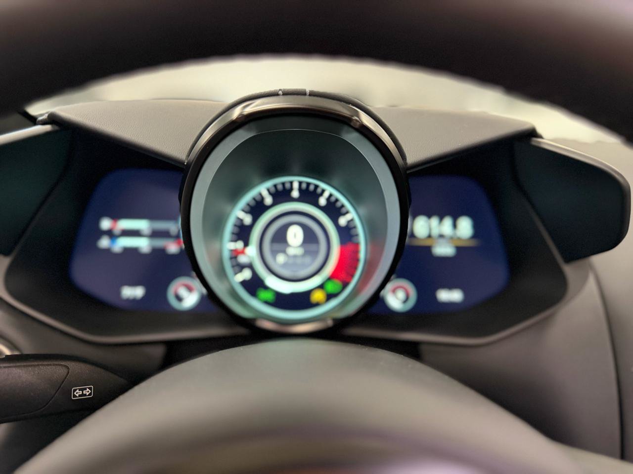 Used 2023 Aston Martin V8 Vantage Roadster RWD image 21