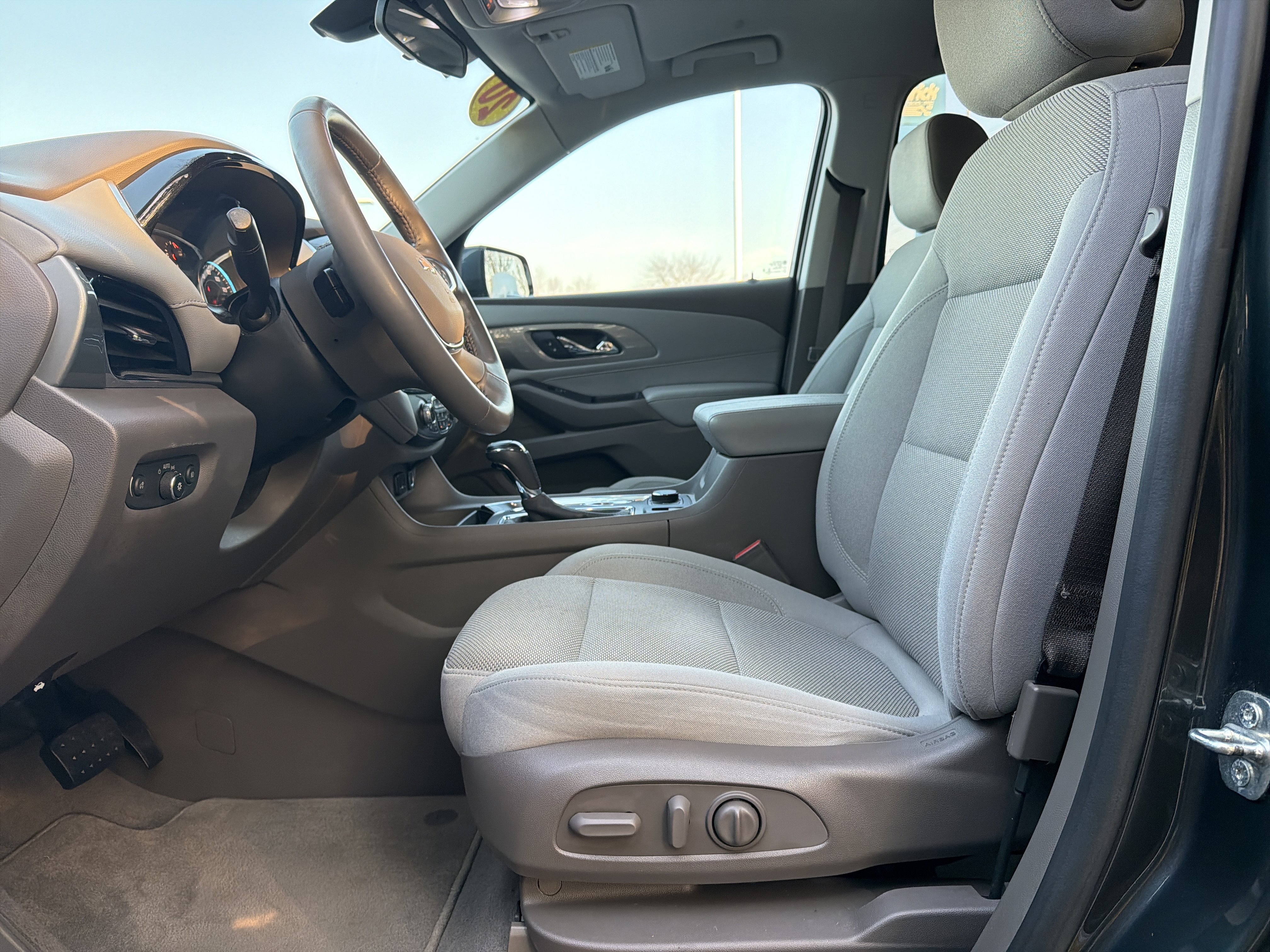 Used 2020 Chevrolet Traverse LT image 16