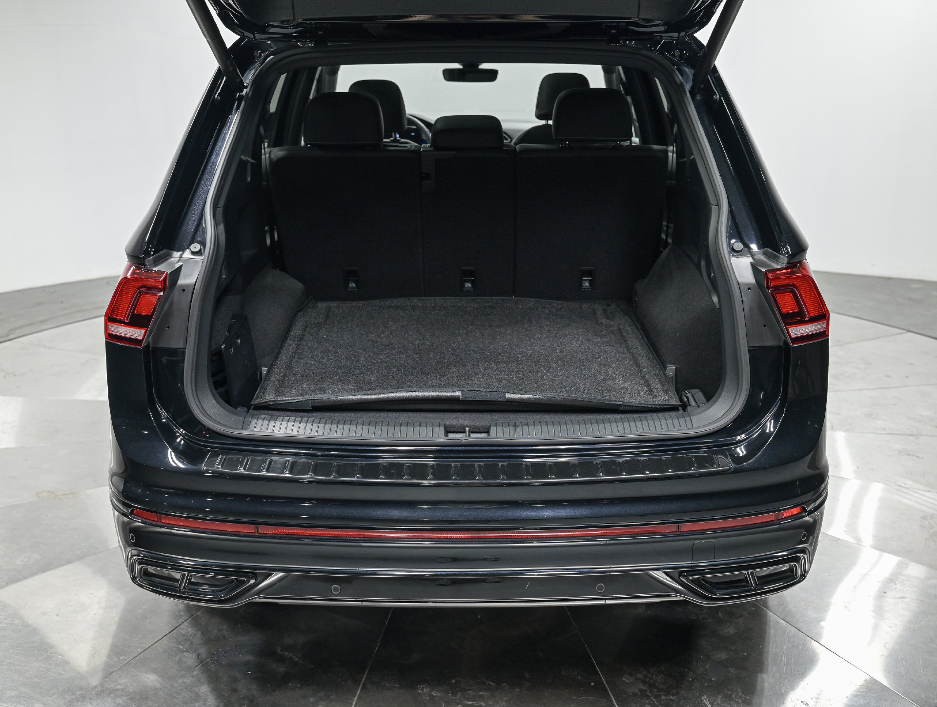 Used 2024 Volkswagen Tiguan SE R-Line AWD/4WD image 6