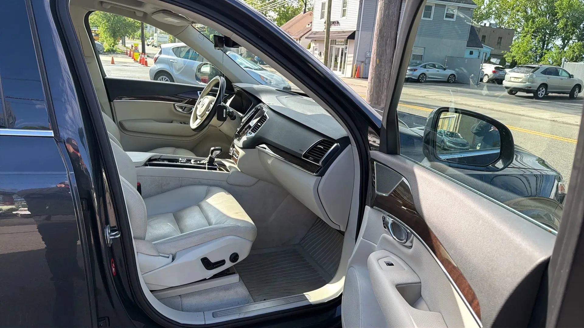Used 2016 Volvo XC90 T6 Momentum w/ Momentum Plus Package AWD/4WD image 24