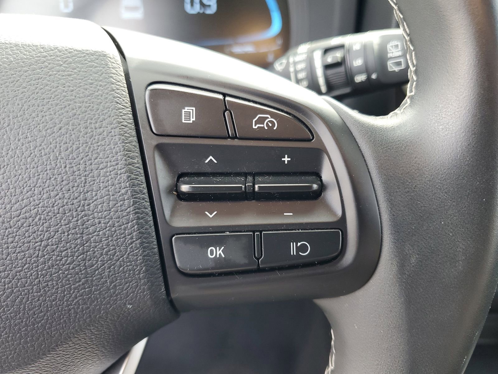 Used 2025 Hyundai Venue SEL FWD image 13