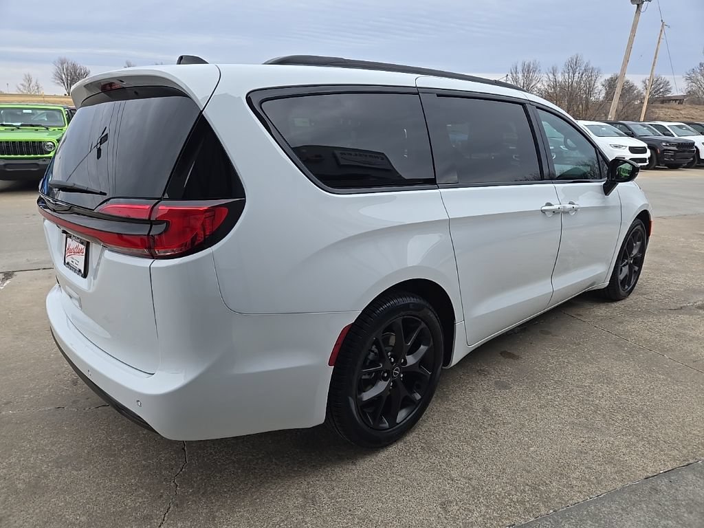 New 2026 Chrysler Pacifica Select w/ S Appearance Package FWD image 11