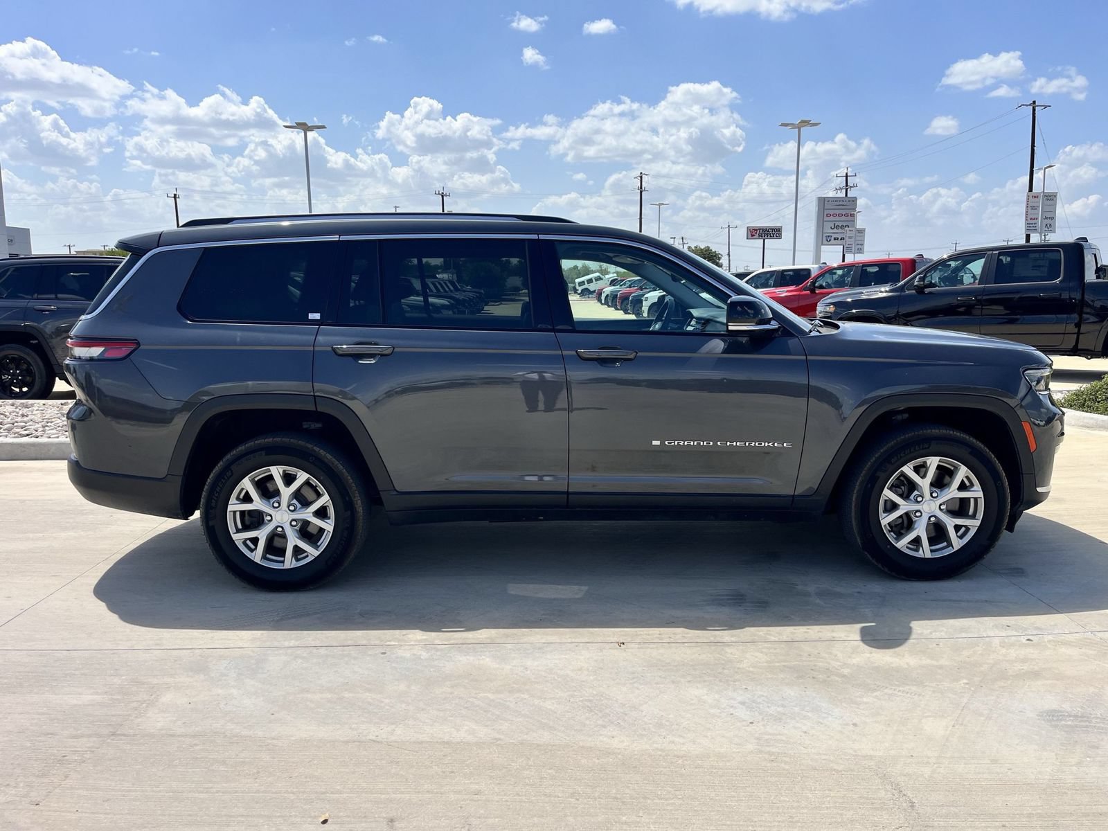 Used 2023 Jeep Grand Cherokee L Limited RWD image 2