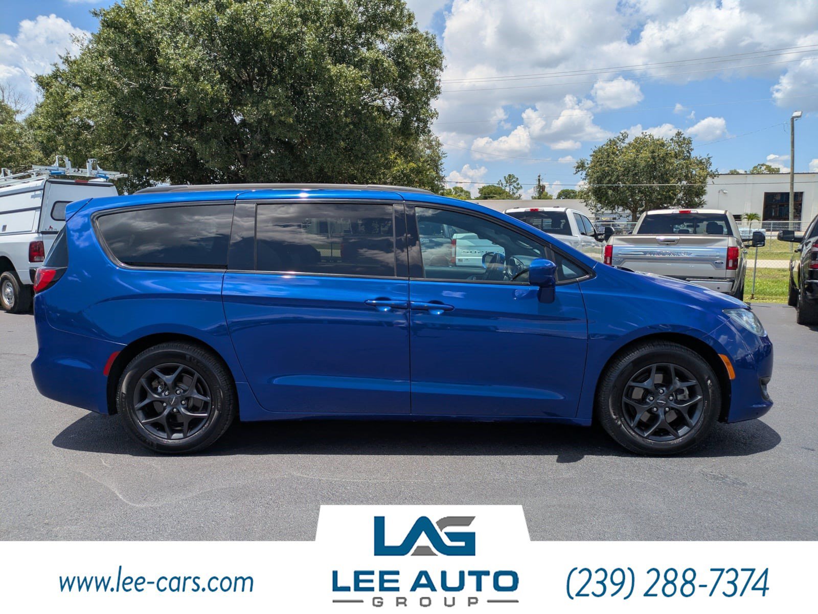 Used 2018 Chrysler Pacifica Touring-L w/ Premium Audio Group FWD image 2