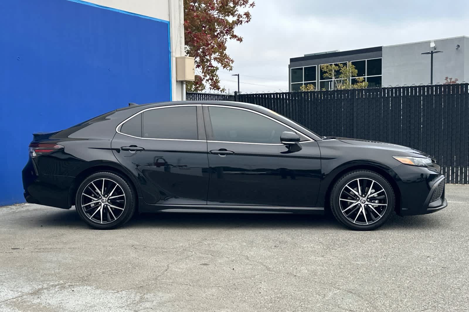 Used 2023 Toyota Camry SE FWD image 2
