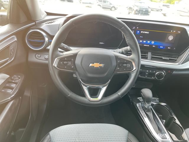 Used 2025 Chevrolet Trax LT w/ LT Convenience Package FWD image 12
