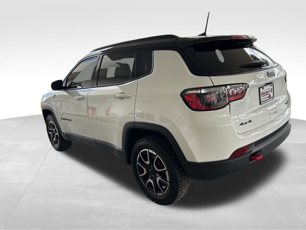 Used 2024 Jeep Compass Trailhawk image 4