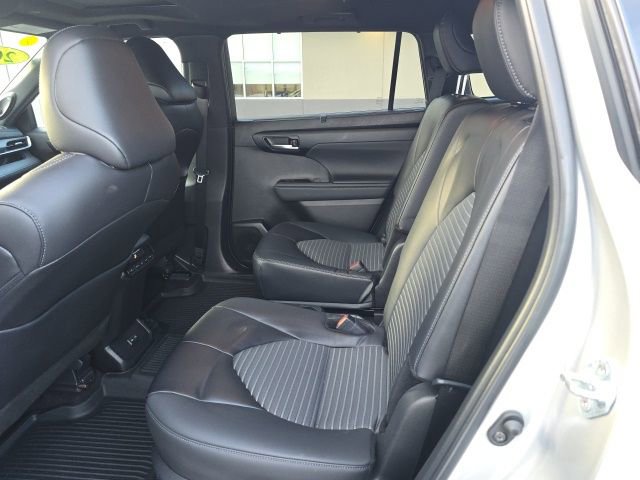 Used 2024 Toyota Highlander XSE image 11