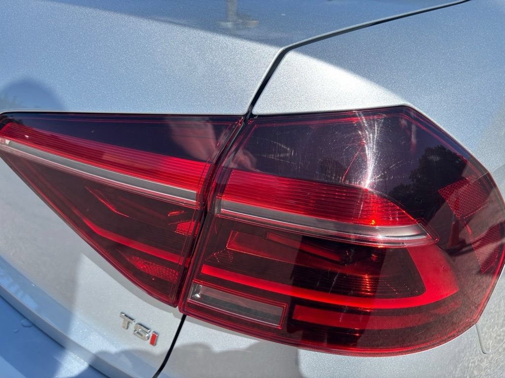 Used 2018 Volkswagen Passat 2.0T SE FWD image 8