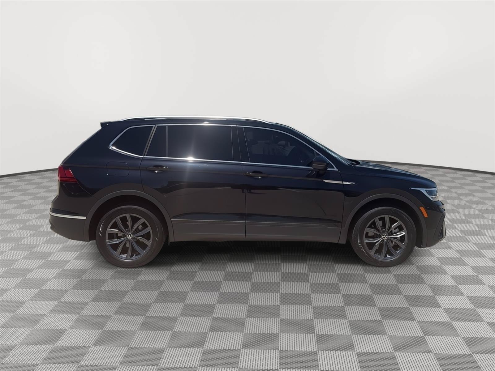 Certified 2023 Volkswagen Tiguan SE w/ Panoramic Sunroof Package AWD/4WD image 13