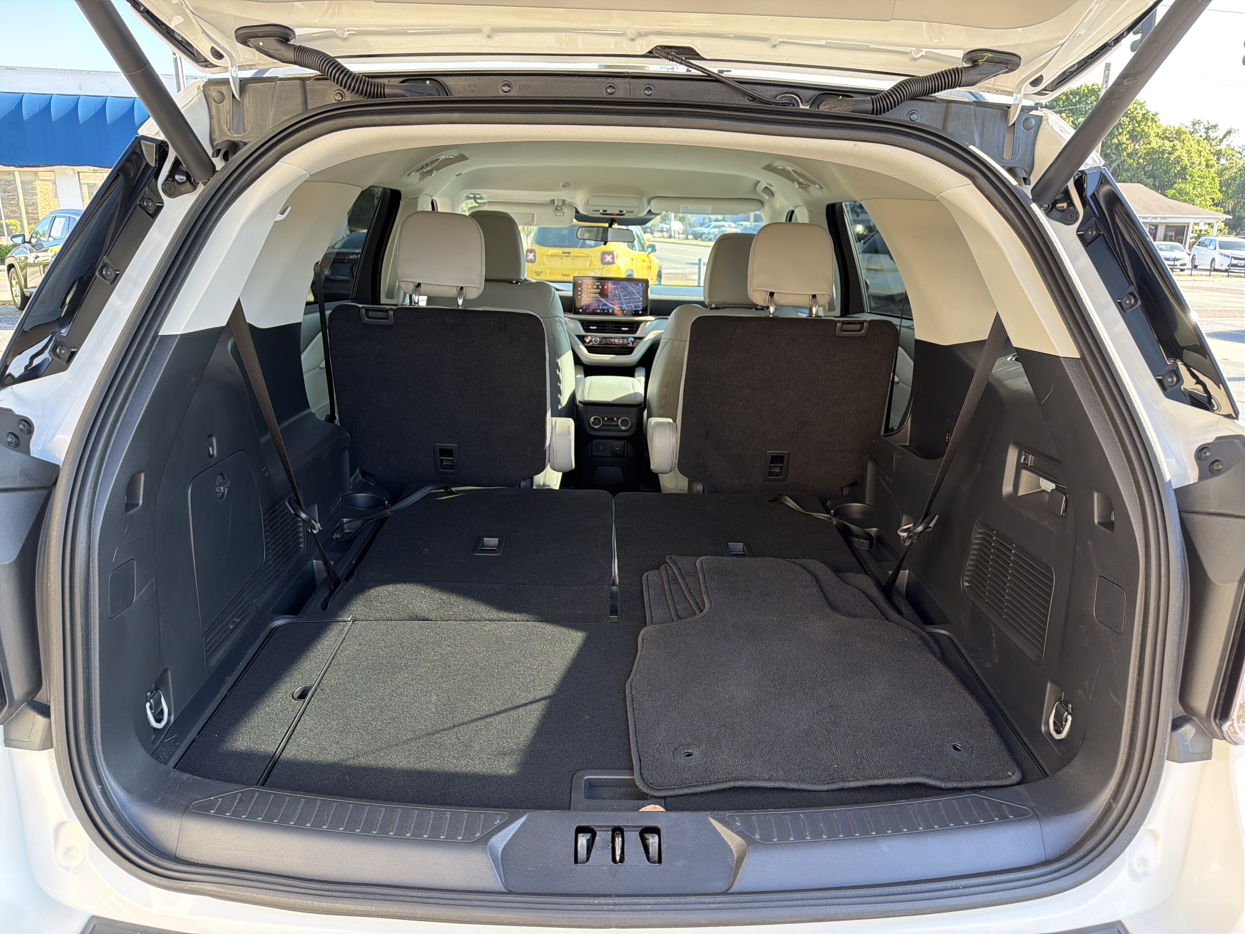 Used 2025 Ford Explorer Active w/ Active Comfort Package RWD image 5