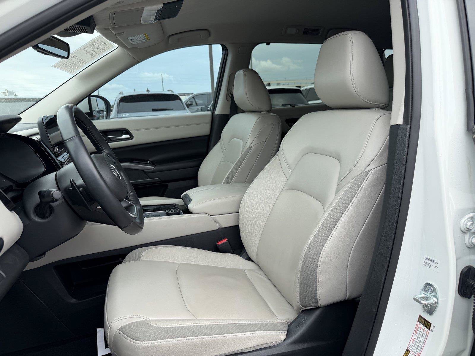 Used 2024 Nissan Pathfinder SL AWD/4WD image 15