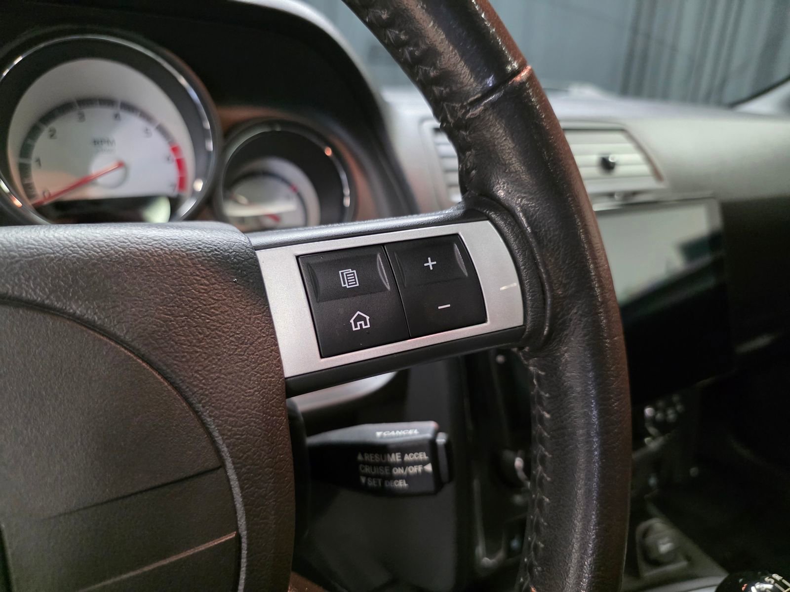 Used 2010 Dodge Challenger R/T RWD image 32