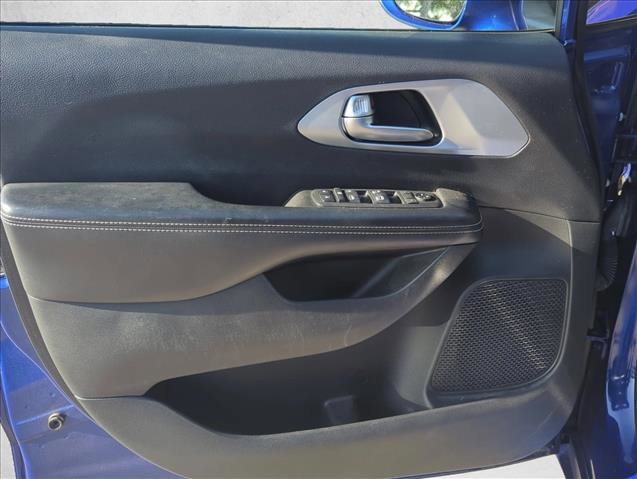 Used 2018 Chrysler Pacifica Touring-L image 8