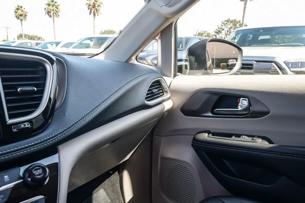 Used 2023 Chrysler Pacifica Touring-L FWD image 22