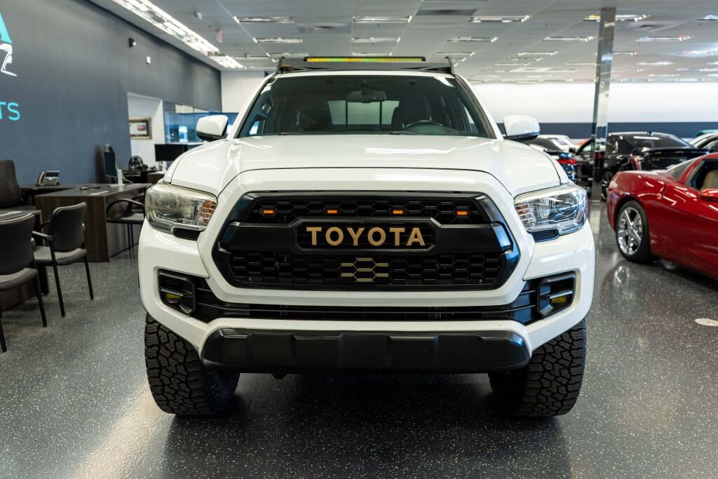 Used 2017 Toyota Tacoma TRD Off-Road image 2