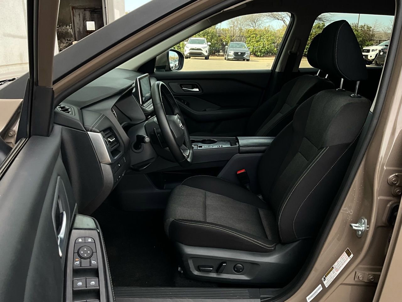 Used 2025 Nissan Rogue SV image 10