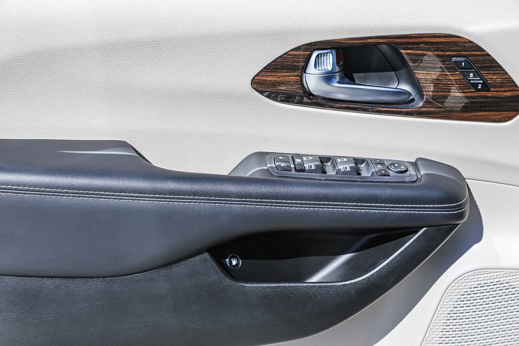 Used 2023 Chrysler Pacifica Limited image 22