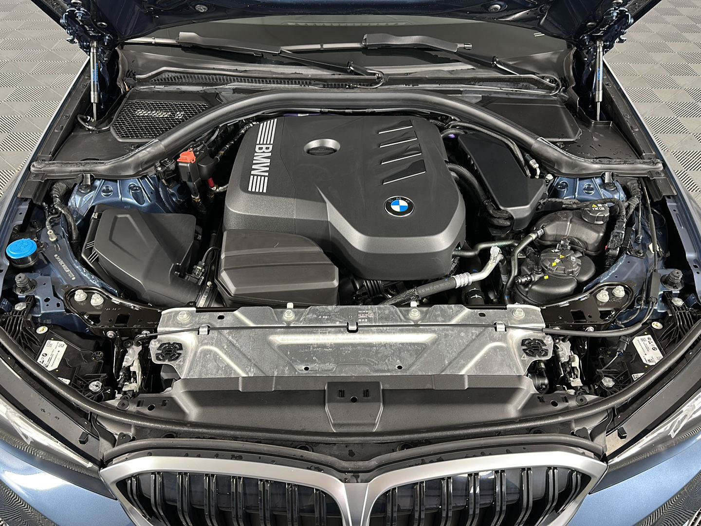 Used 2025 BMW 330i xDrive Sedan w/ Premium Package AWD/4WD image 8