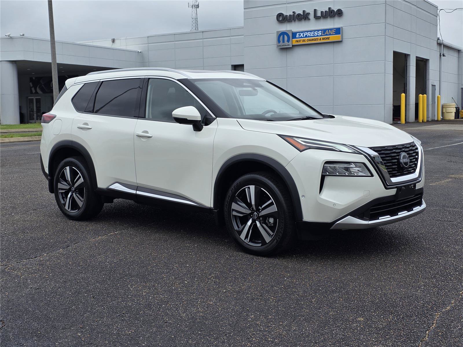 Used 2023 Nissan Rogue Platinum w/ Platinum Premium Package AWD/4WD image 3