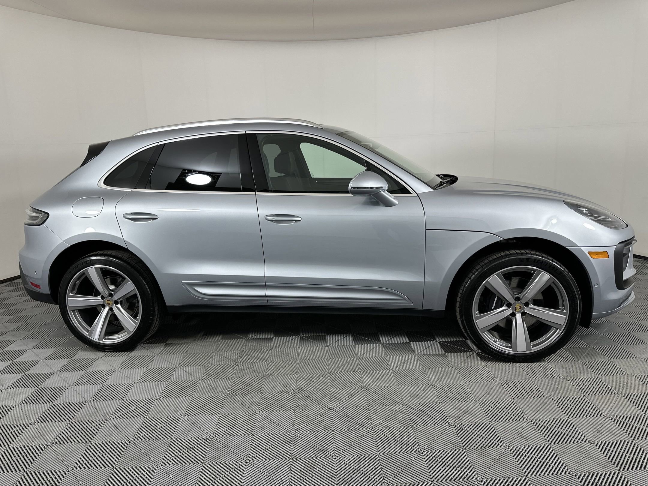 Certified 2025 Porsche Macan image 9