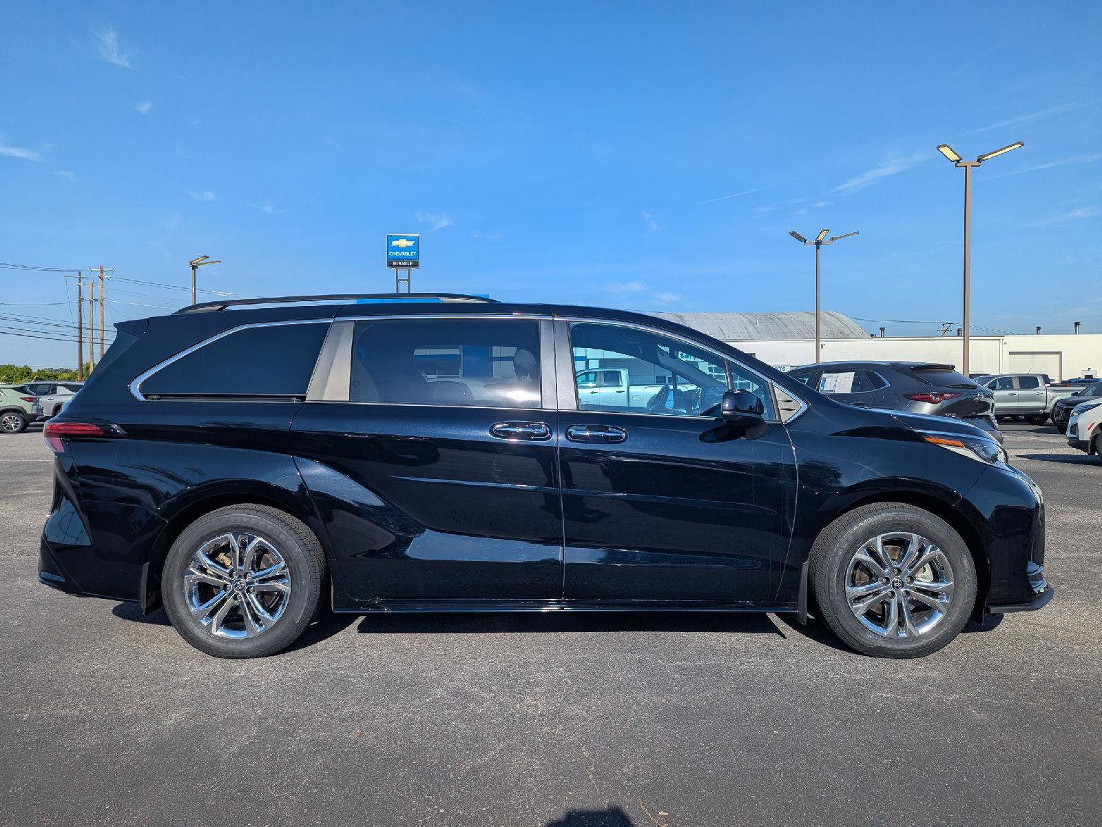 Used 2023 Toyota Sienna XSE w/ XSE Plus Package AWD/4WD image 8
