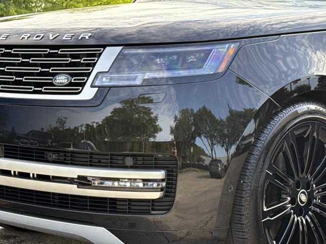 Used 2025 Land Rover Range Rover SE AWD/4WD image 9