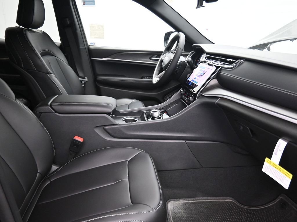 New 2025 Jeep Grand Cherokee L Limited w/ Black Appearance Package image 18