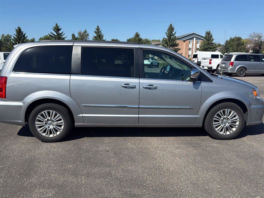 Used 2015 Chrysler Town & Country Touring-L w/ Driver Convenience Group FWD image 6