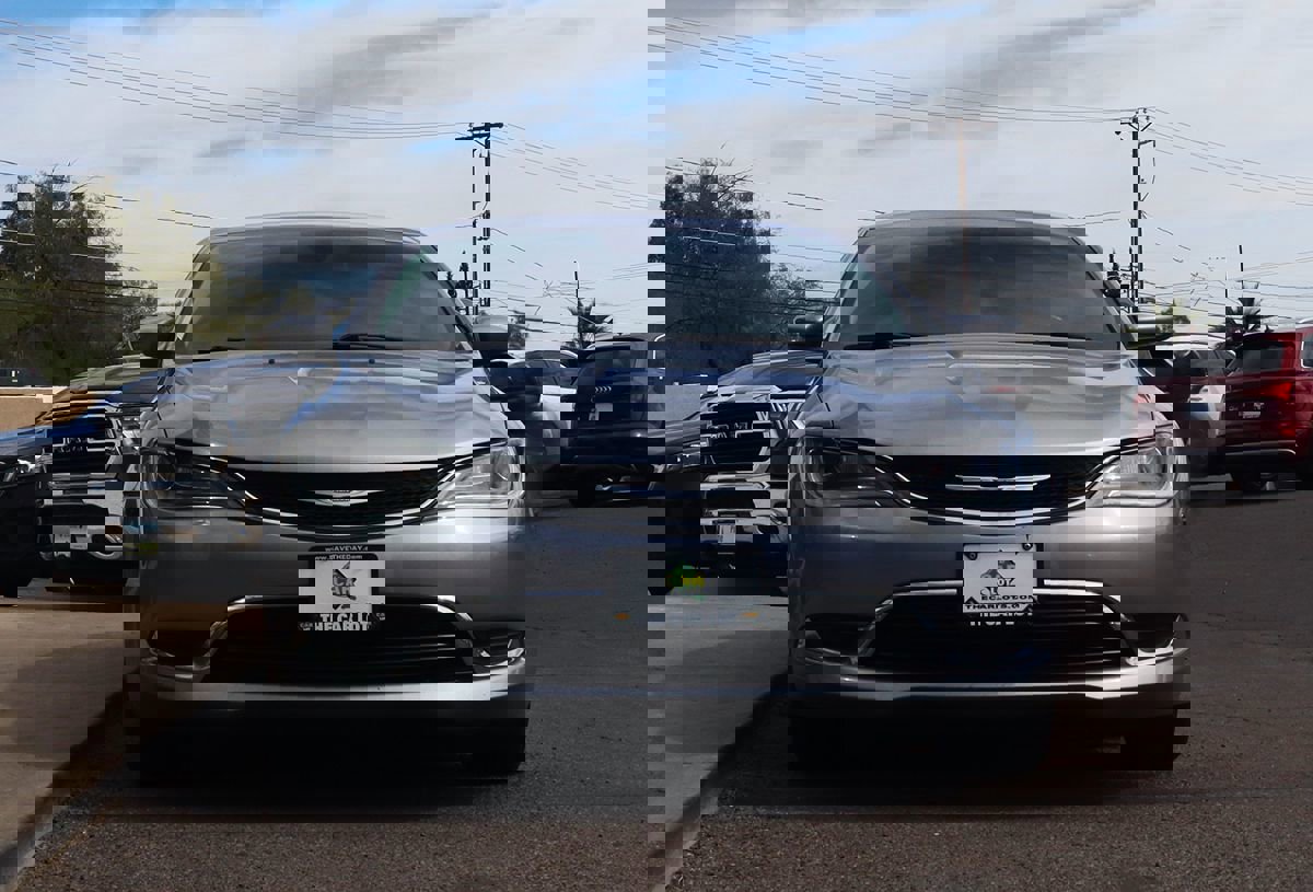 Used 2017 Chrysler 200 Limited Platinum image 17