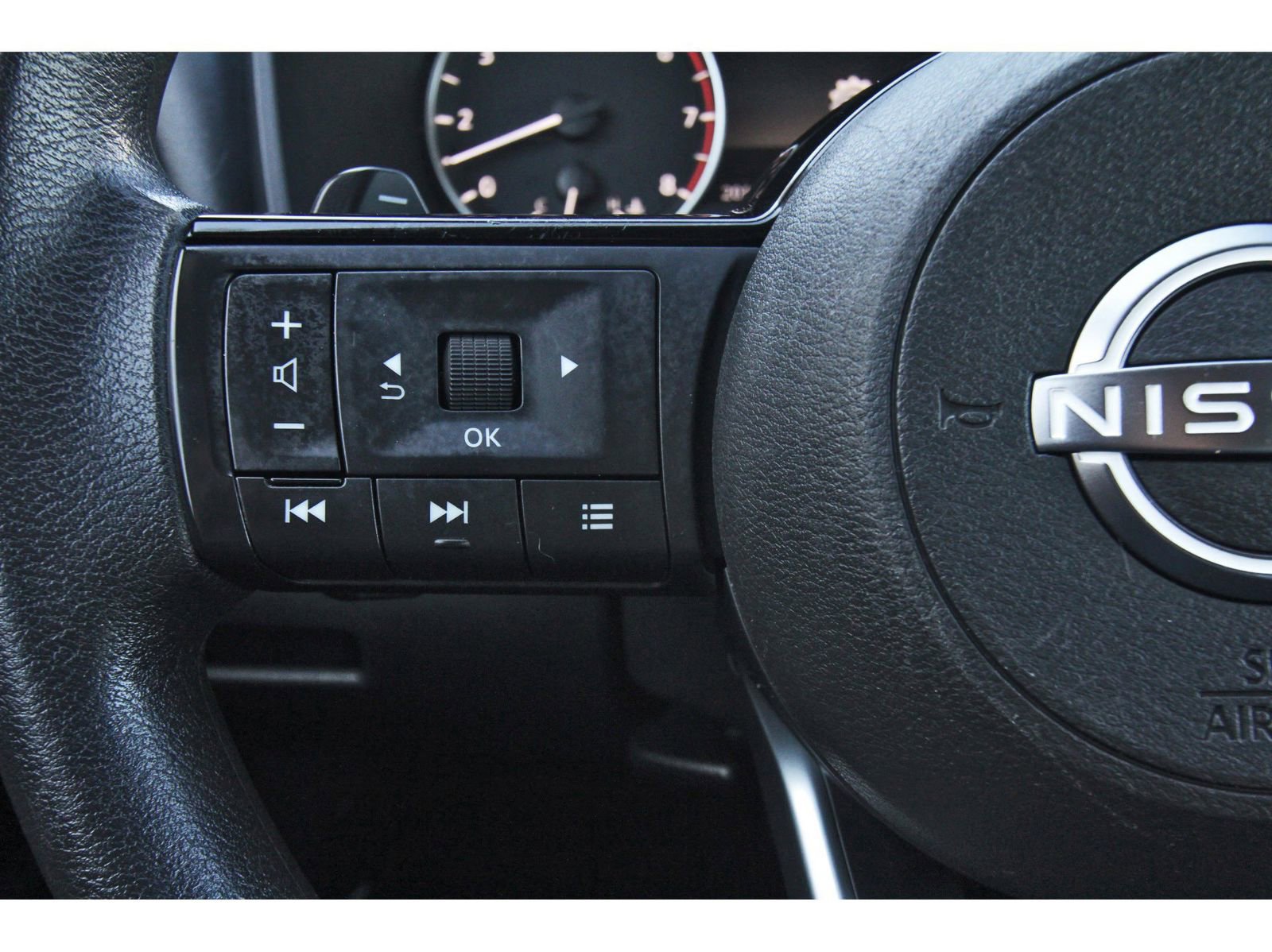 Used 2023 Nissan Rogue SV image 18