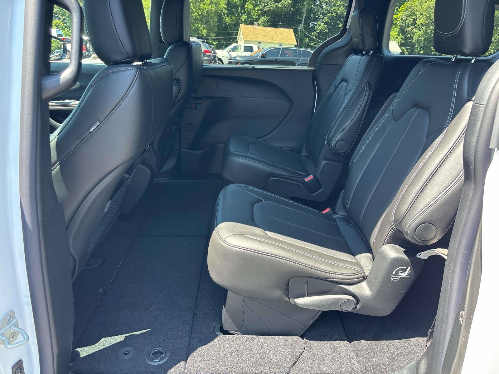New 2027 Chrysler Pacifica Select AWD/4WD image 7