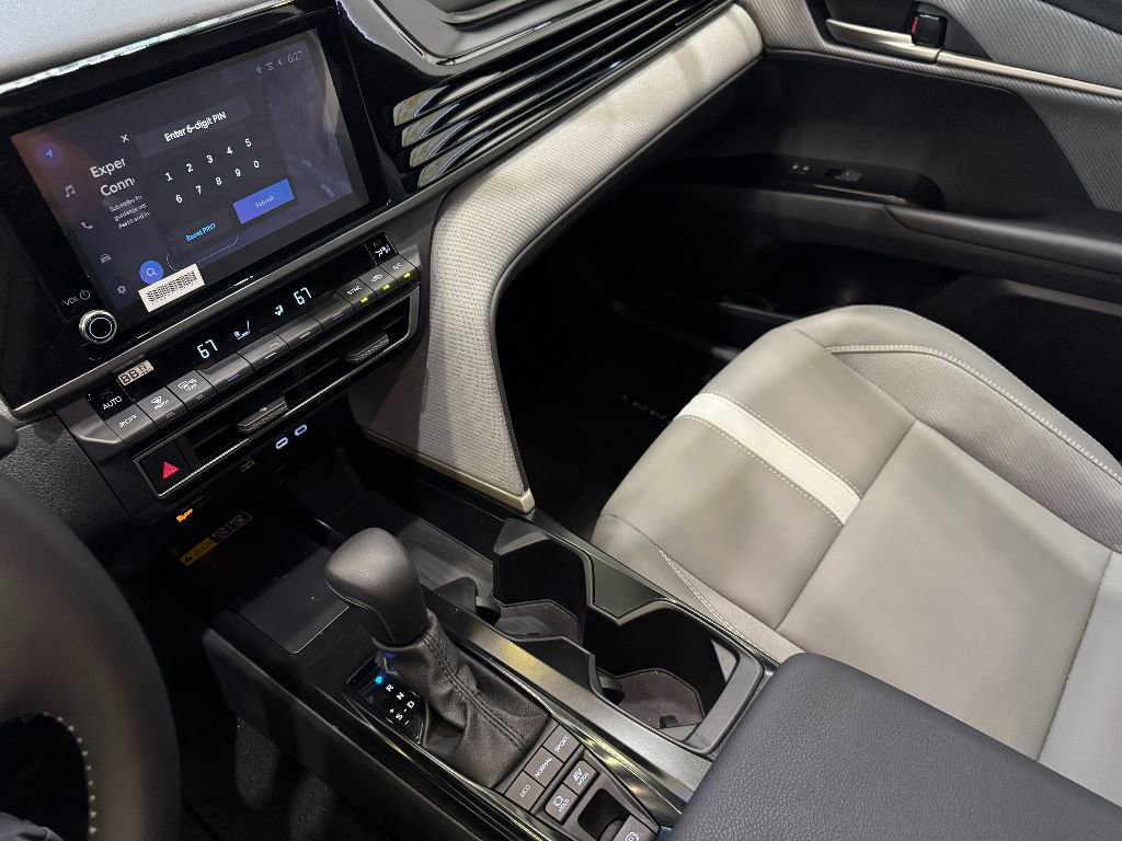 Used 2025 Toyota Camry SE image 17