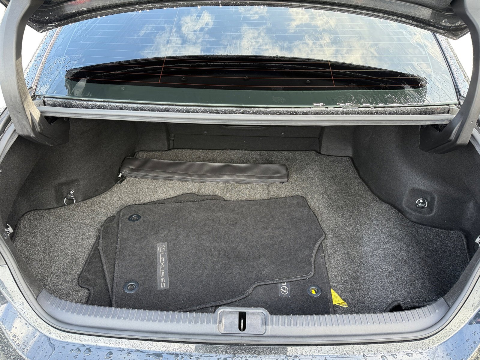 Used 2022 Lexus ES 300h w/ Premium Package image 17