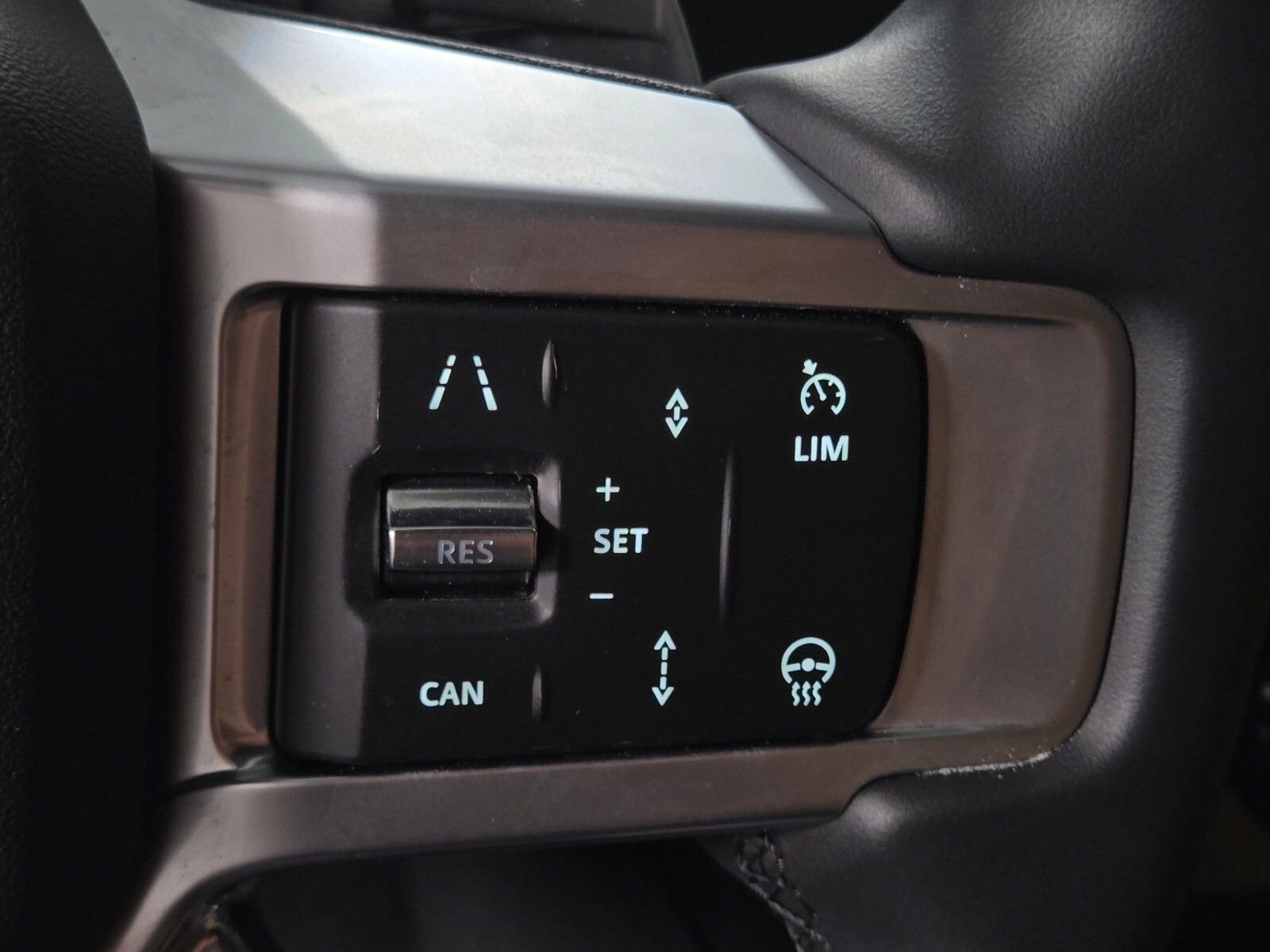 Used 2025 Land Rover Discovery Dynamic SE AWD/4WD image 26