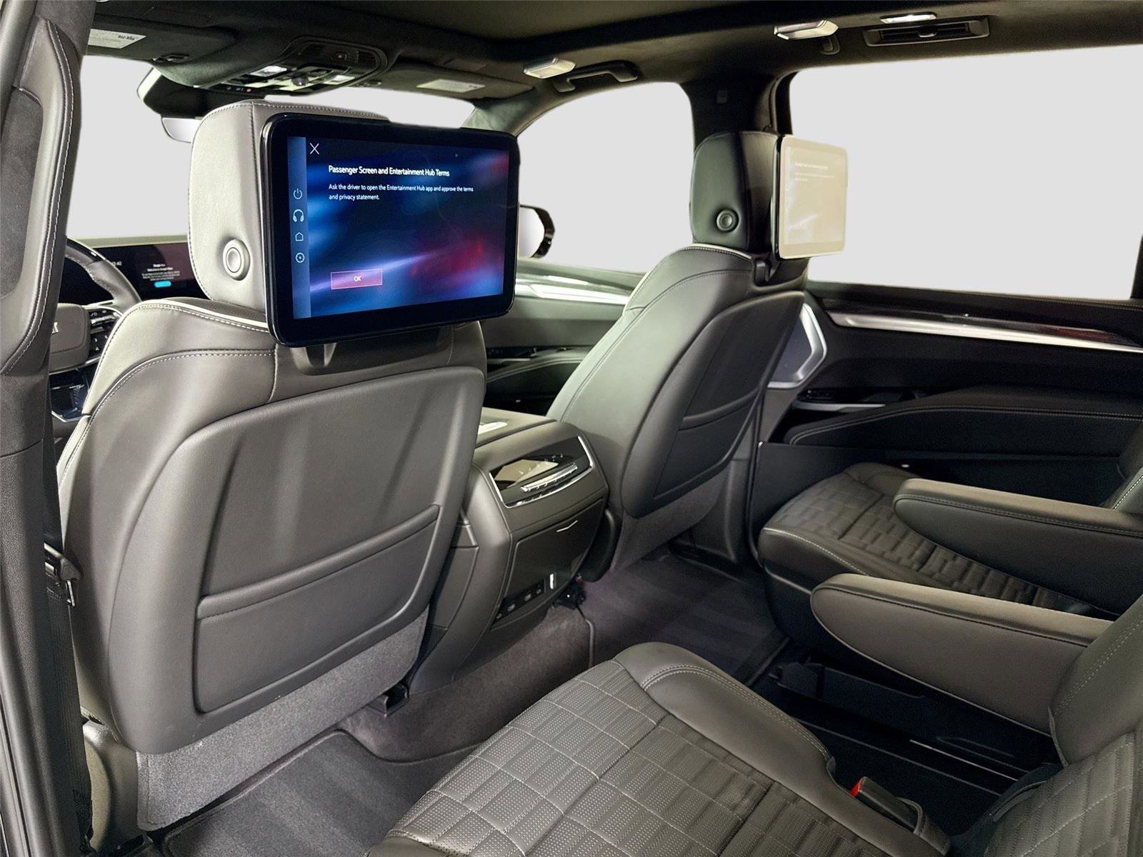 Used 2025 Cadillac Escalade ESV V w/ LPO, ONYX Package AWD/4WD image 28