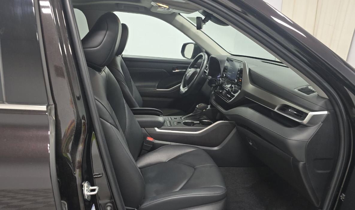 Used 2022 Toyota Highlander XLE AWD/4WD image 6