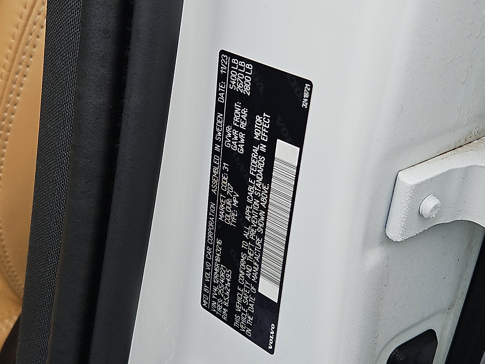 Certified 2024 Volvo XC60 B5 Ultimate w/ Climate Package image 26