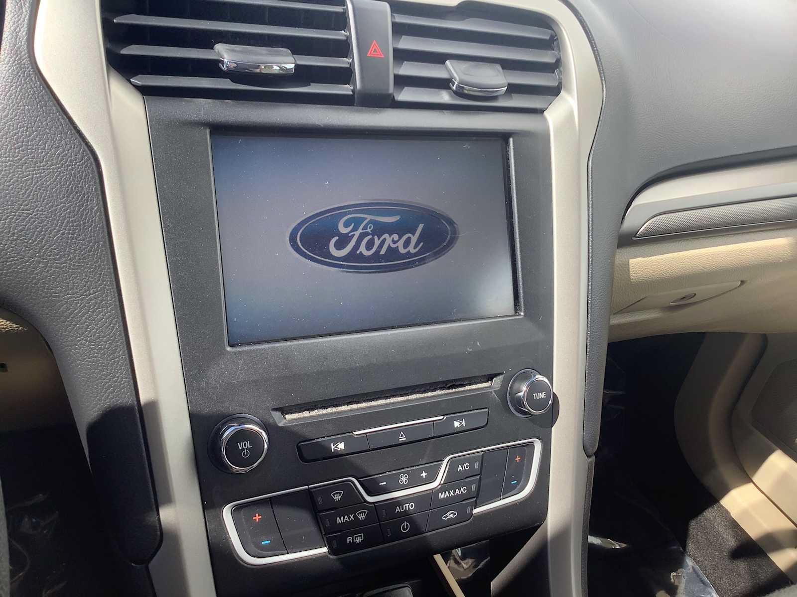 Used 2016 Ford Fusion SE FWD image 16