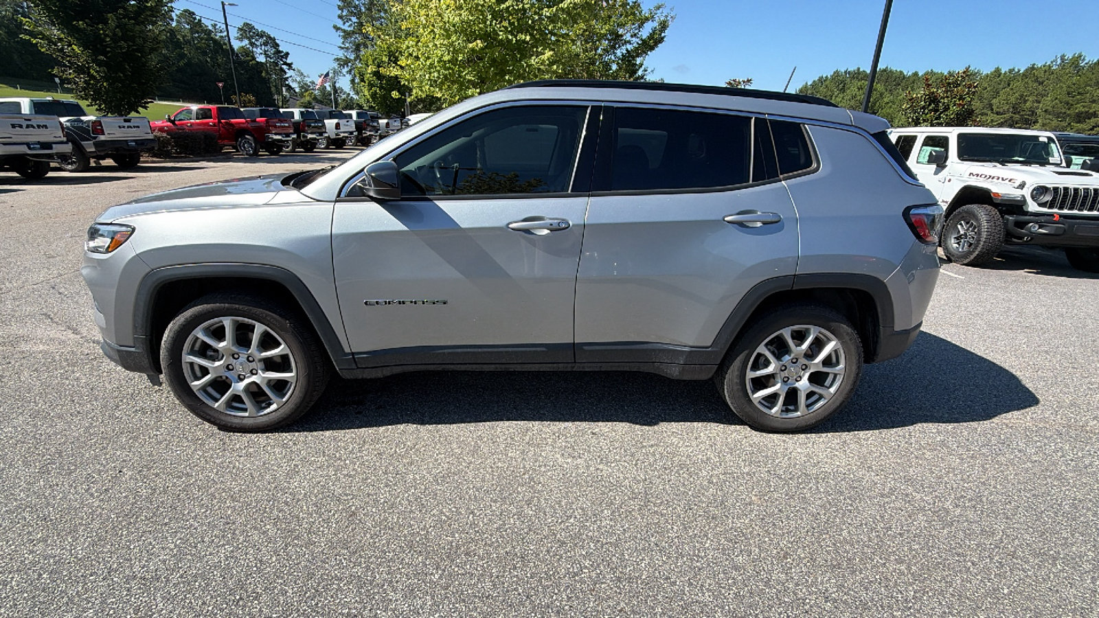 Used 2022 Jeep Compass Latitude AWD/4WD image 11