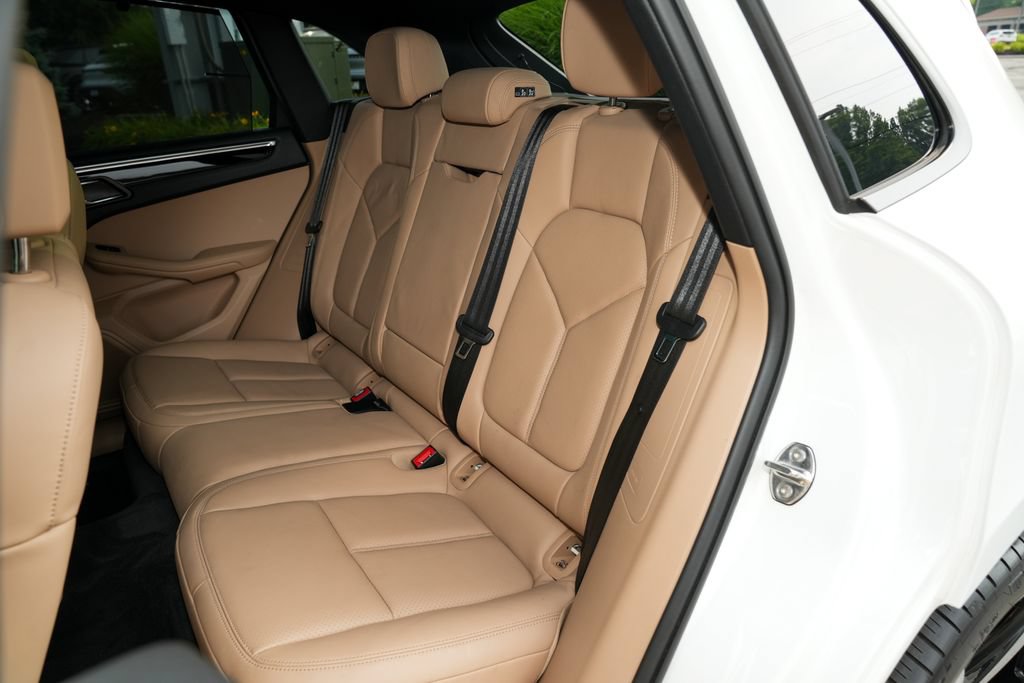 Certified 2024 Porsche Macan AWD/4WD image 33