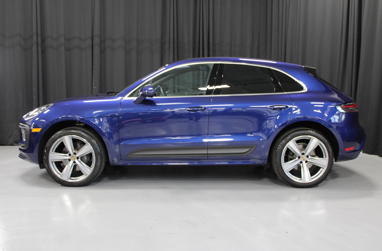 Certified 2025 Porsche Macan image 2