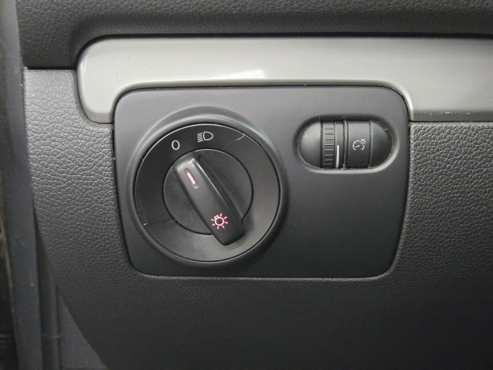Used 2011 Volkswagen Golf 2-Door FWD image 18