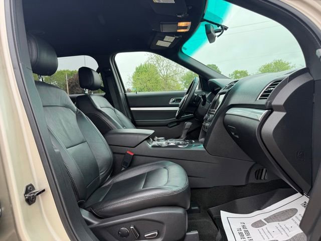 Used 2017 Ford Explorer XLT w/ Equipment Group 202A AWD/4WD image 11
