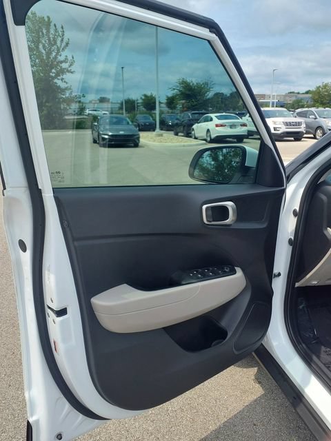 Certified 2025 Hyundai Venue SEL FWD image 18