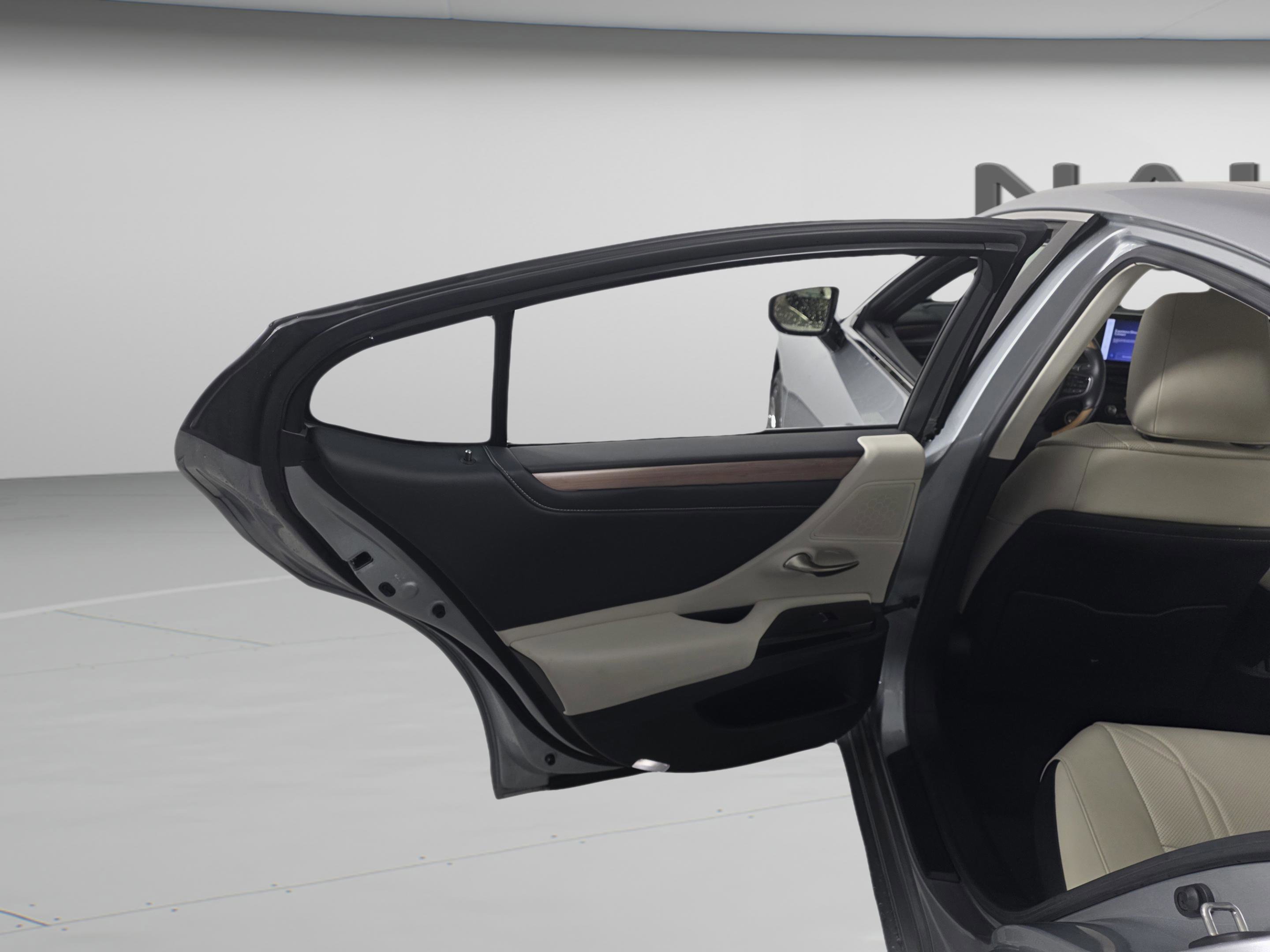 Certified 2025 Lexus ES 300h w/ Technology Package image 19