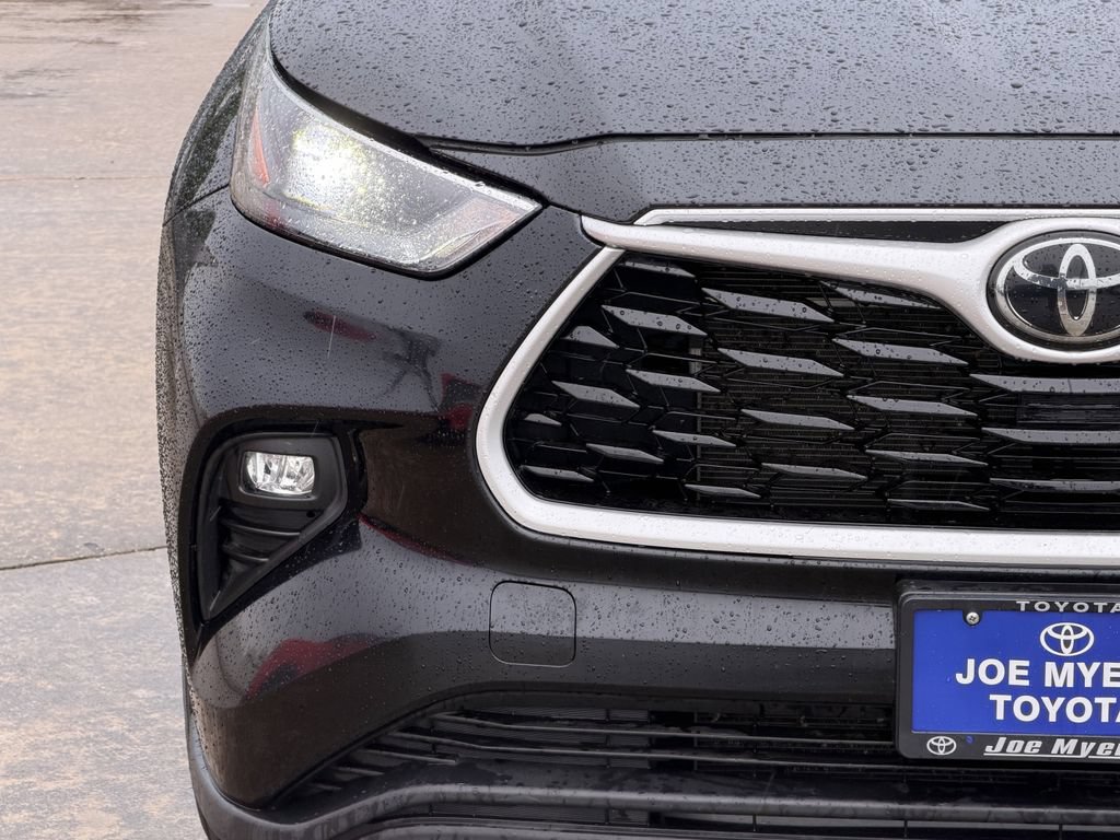 Used 2024 Toyota Highlander LE FWD image 5